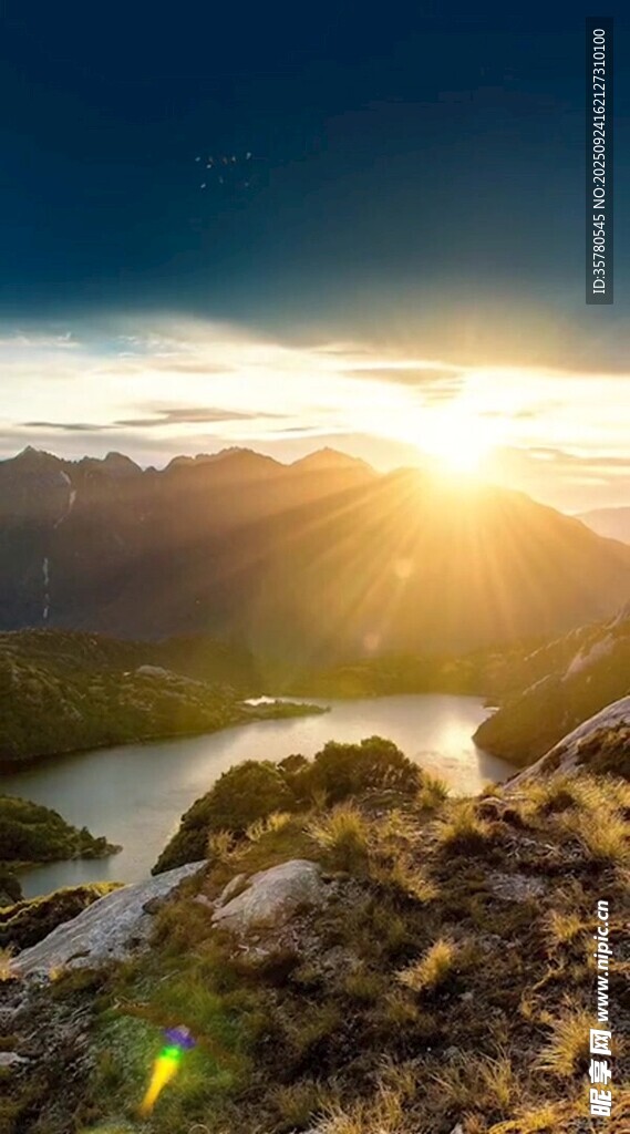 山間湖畔日出美景