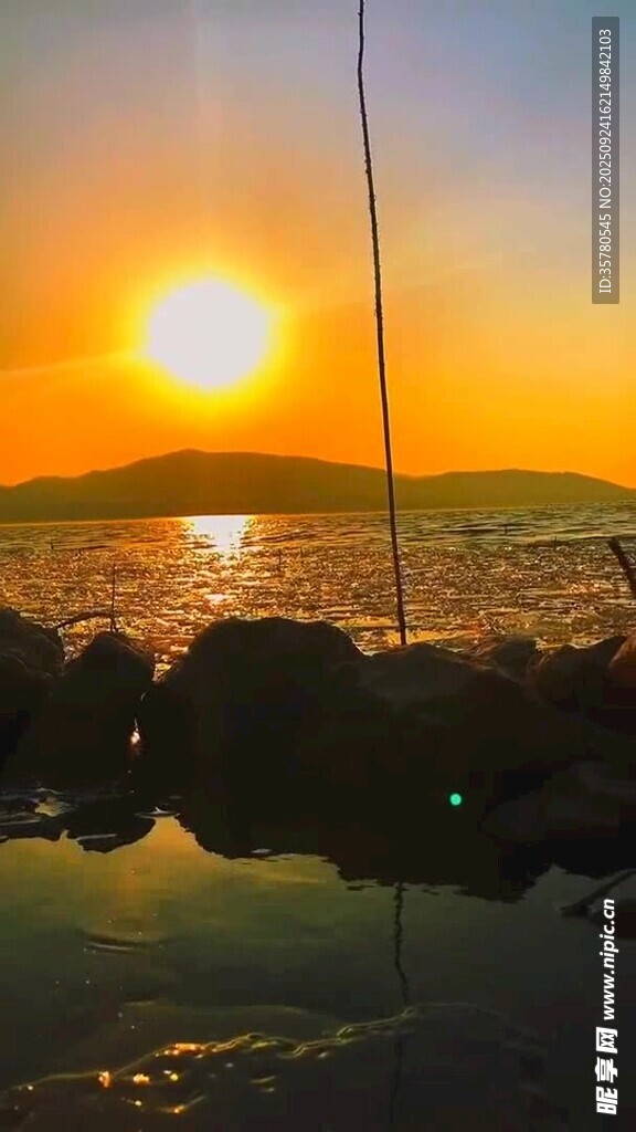 夕陽下的海邊美景