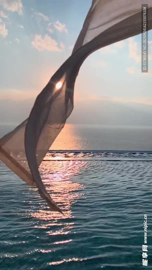 海上風(fēng)帆映夕陽美景