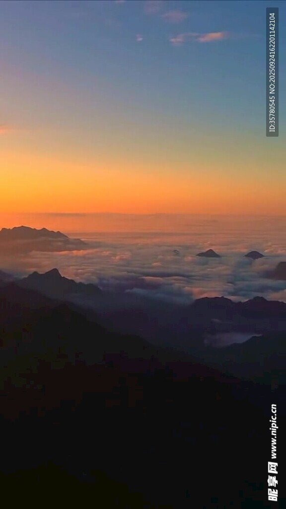 日出云海中的壯美山景