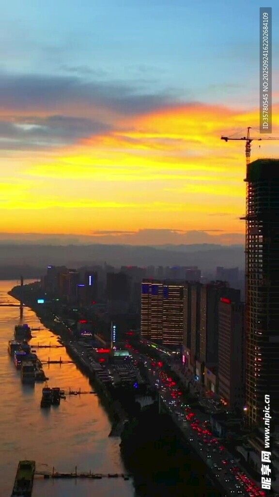 城市河畔黃昏天際美景