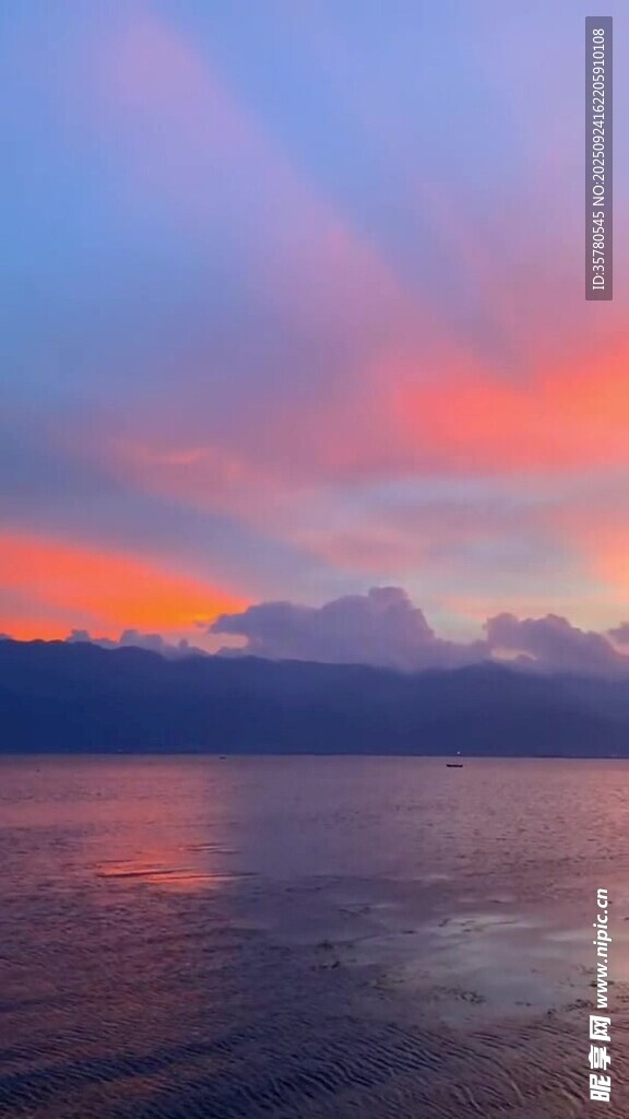 海邊絢爛晚霞倒映水面
