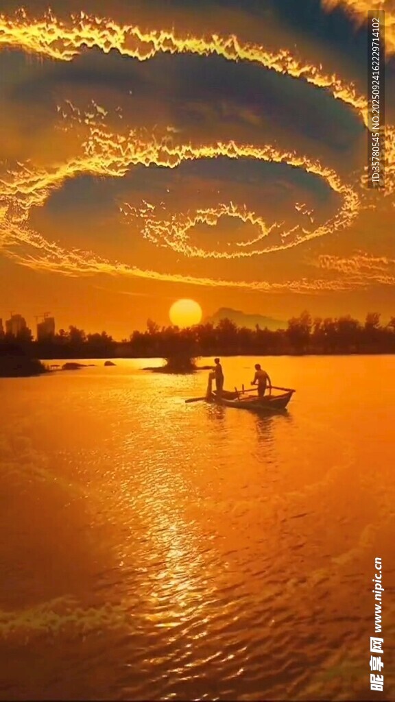 夕陽下的靜謐江面小船景