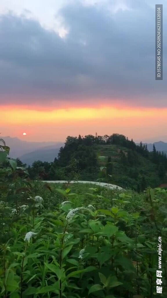 山間日落美景