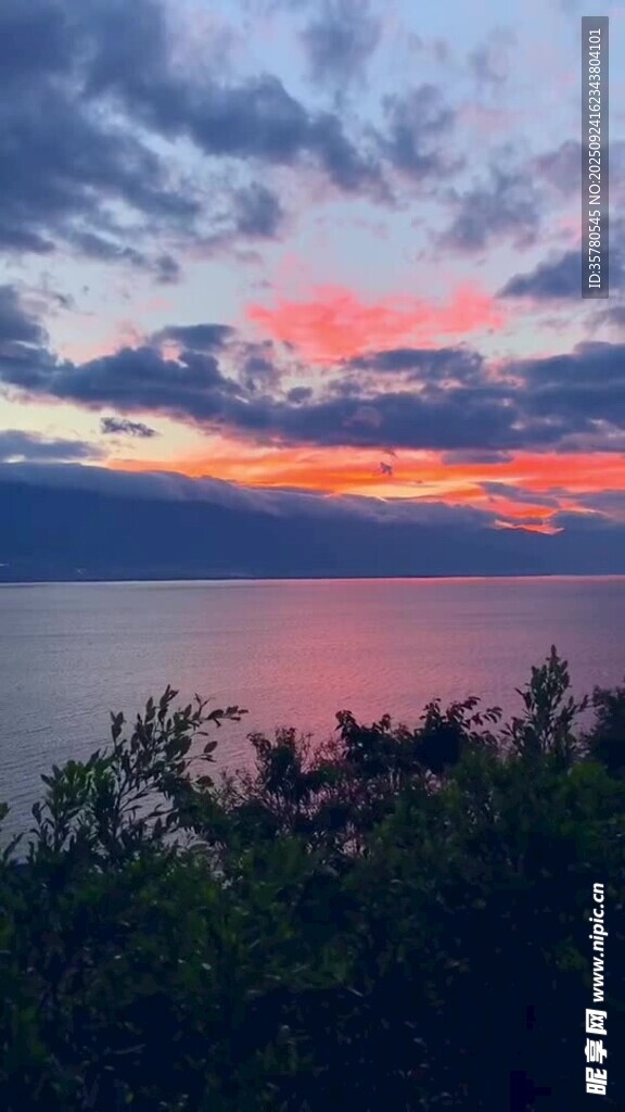 湖畔絢爛晚霞景色