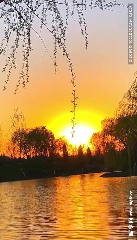 夕陽下的湖畔美景