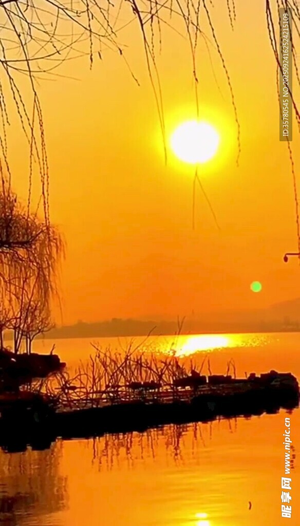 夕陽下的湖畔美景