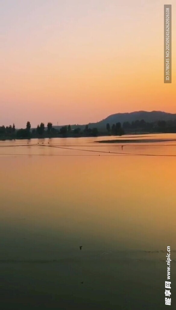 湖畔黃昏美景