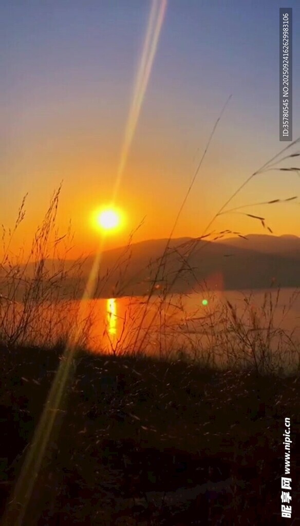 夕陽(yáng)下的湖岸美景