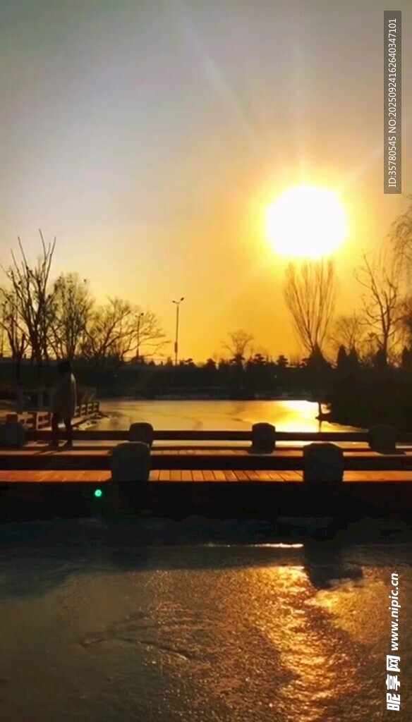 夕陽(yáng)下的河畔美景
