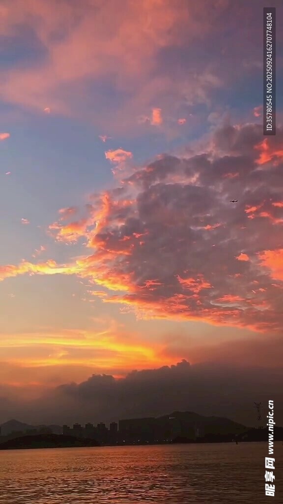夕陽(yáng)下的絢麗天空與水面