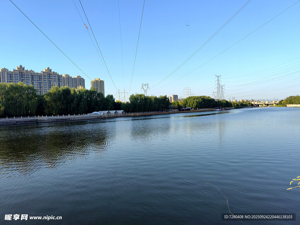 河畔城市風(fēng)光寧靜水域