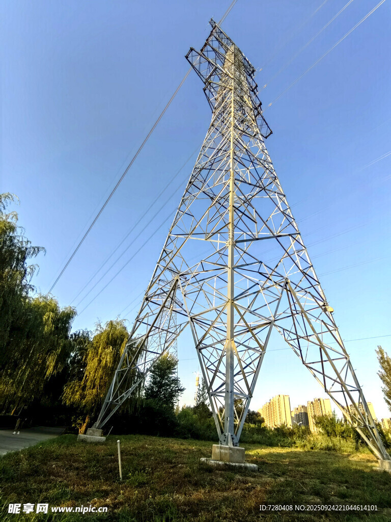 戶外高聳輸電鐵塔