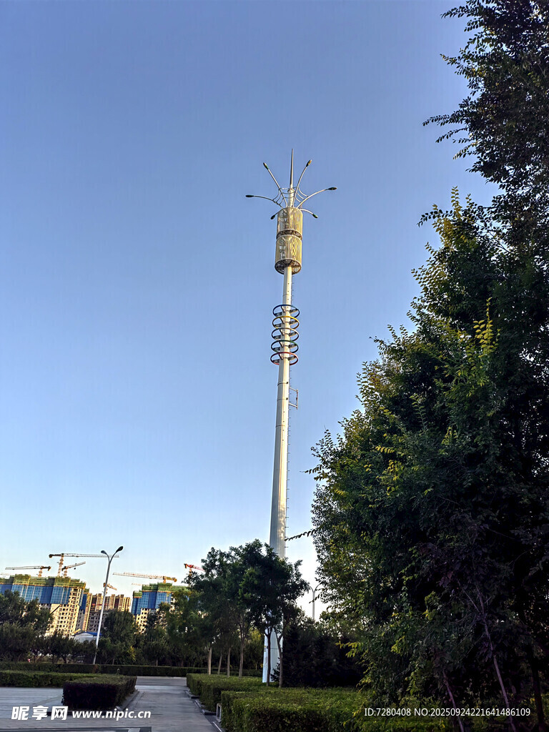 城市中的高聳通信鐵塔
