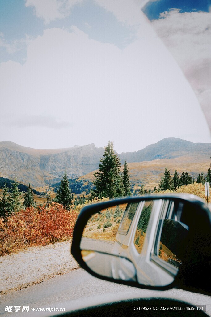 車(chē)中視角看秋日山林美景