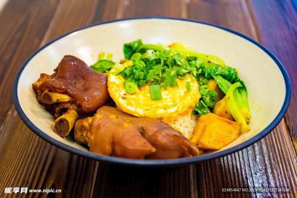 美味豬腳蓋飯 營養(yǎng)豐富