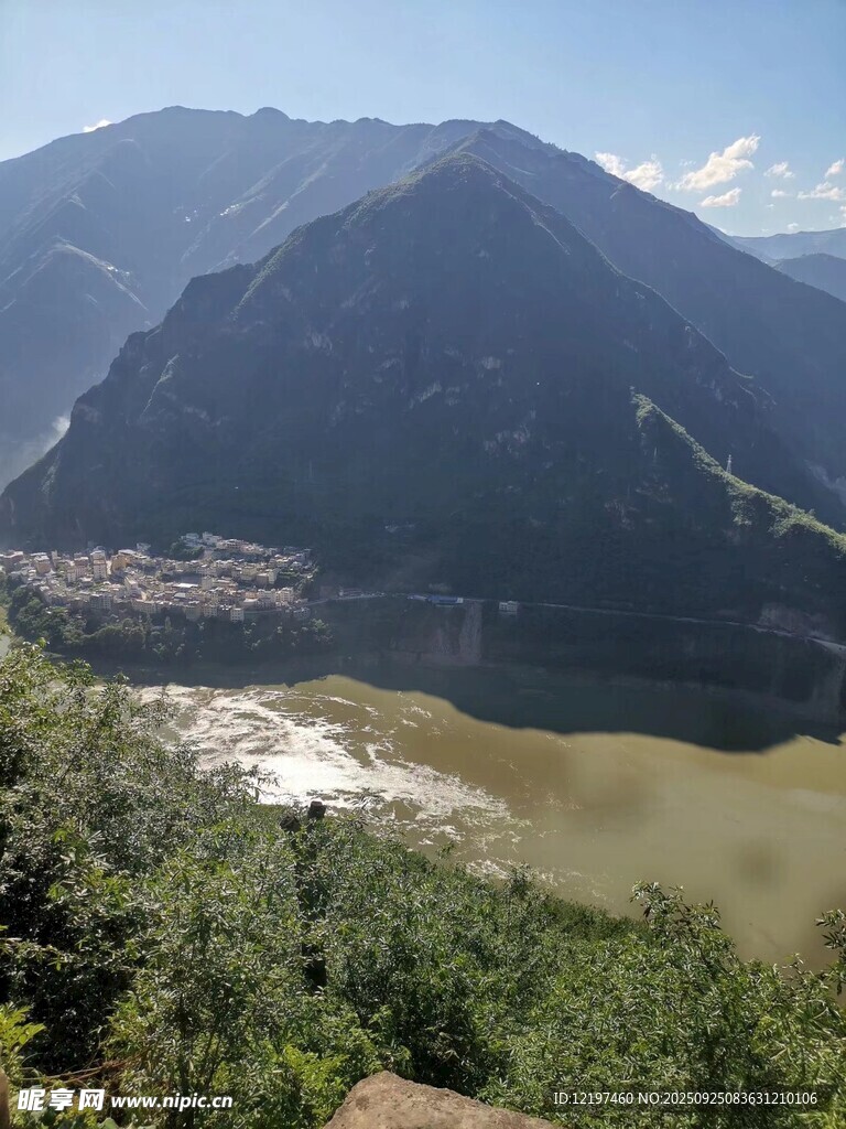 壯麗山水間的江畔景致