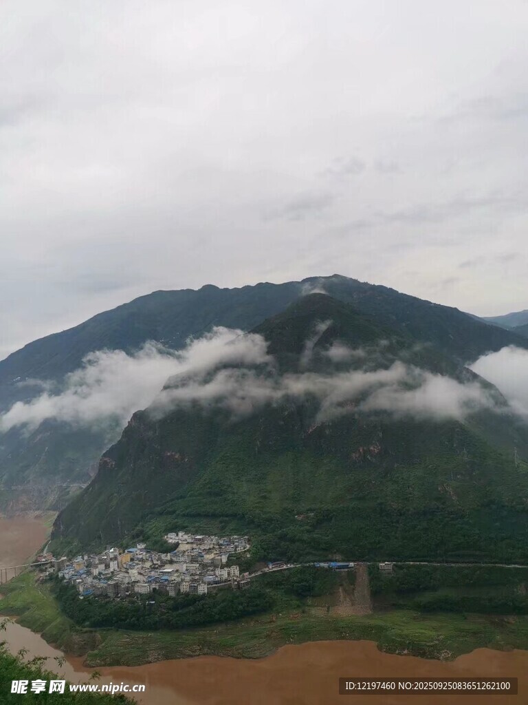 云霧繚繞下的山間村落