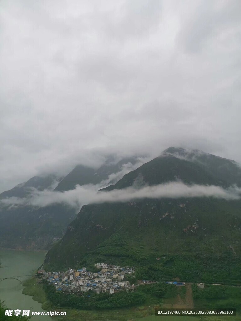 云霧繚繞的山水村落