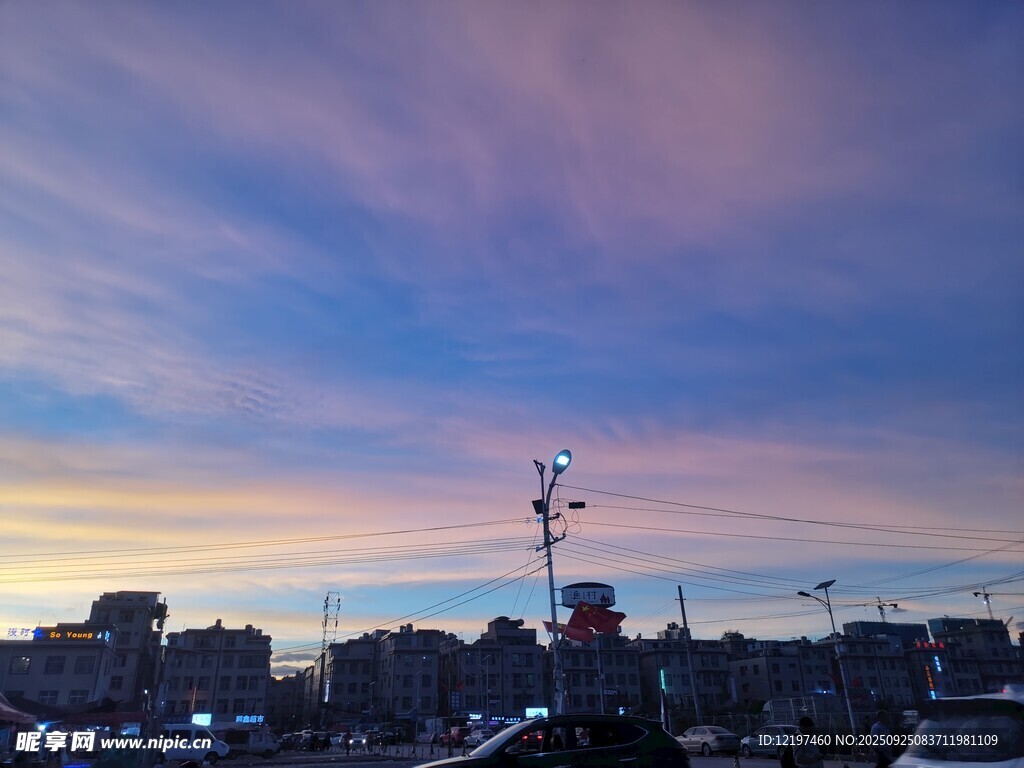 城市黃昏天際線與塔吊