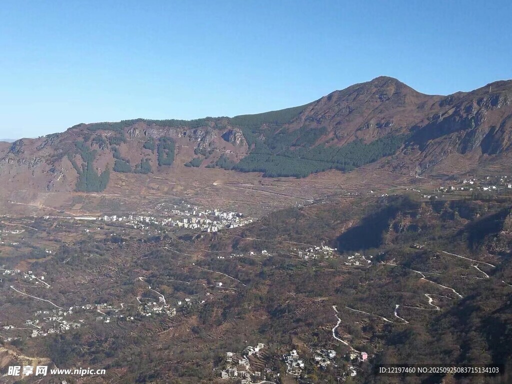 壯麗山景俯瞰圖