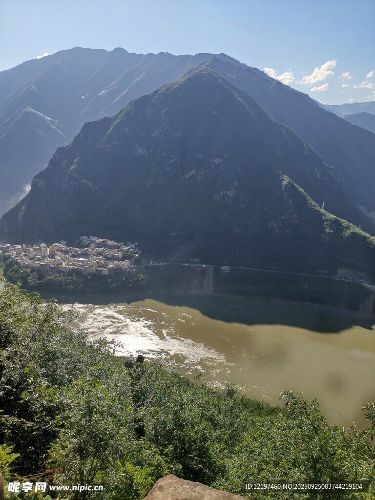 壯麗山河間的江畔風(fēng)光