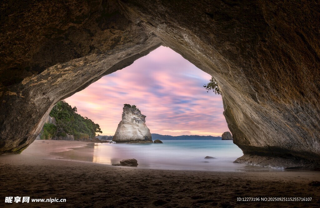 洞穴中眺望夢幻海景