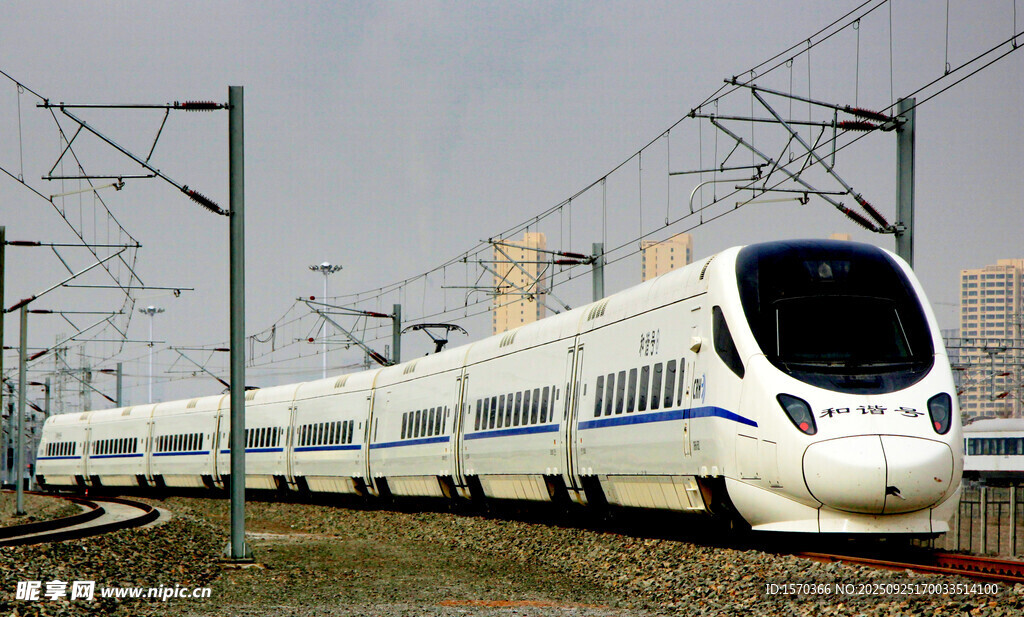 高速列車?？吭阼F軌旁