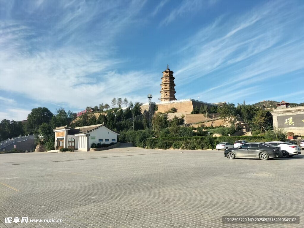 廣場(chǎng)旁的古塔風(fēng)景