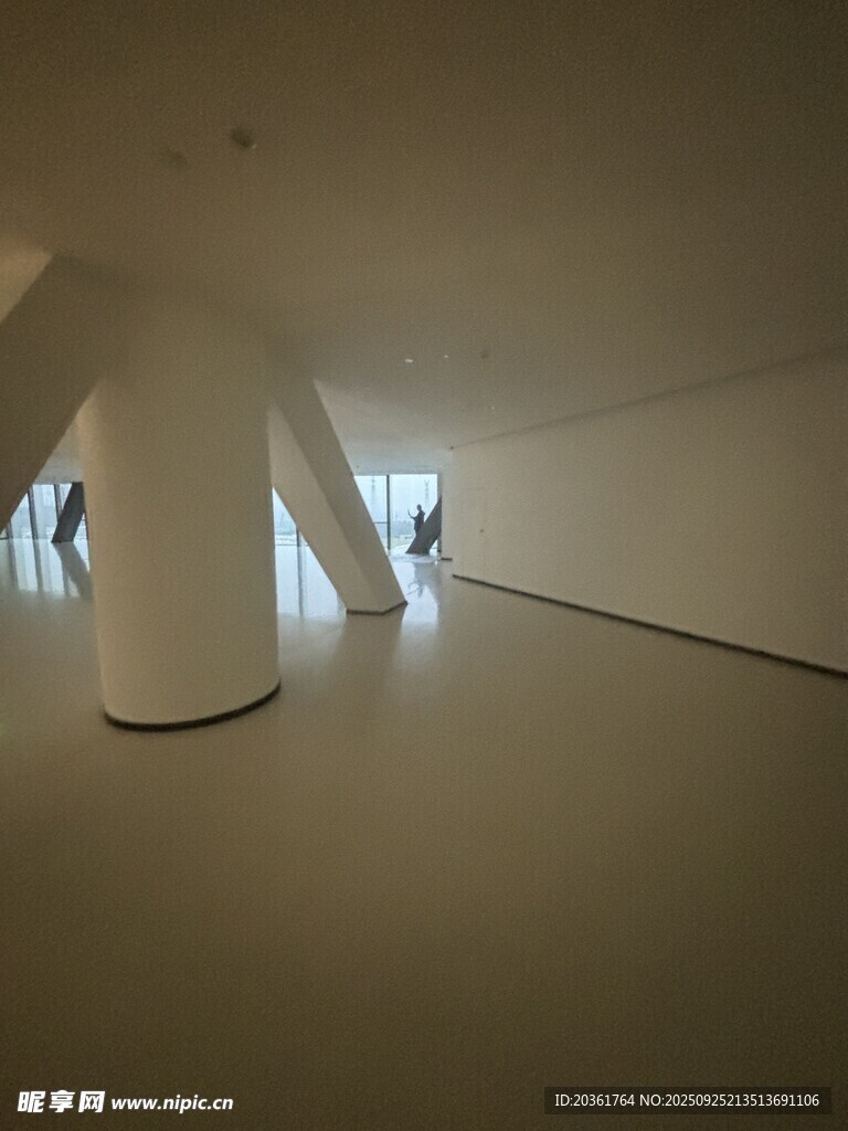 現代建筑內的開闊空間景象