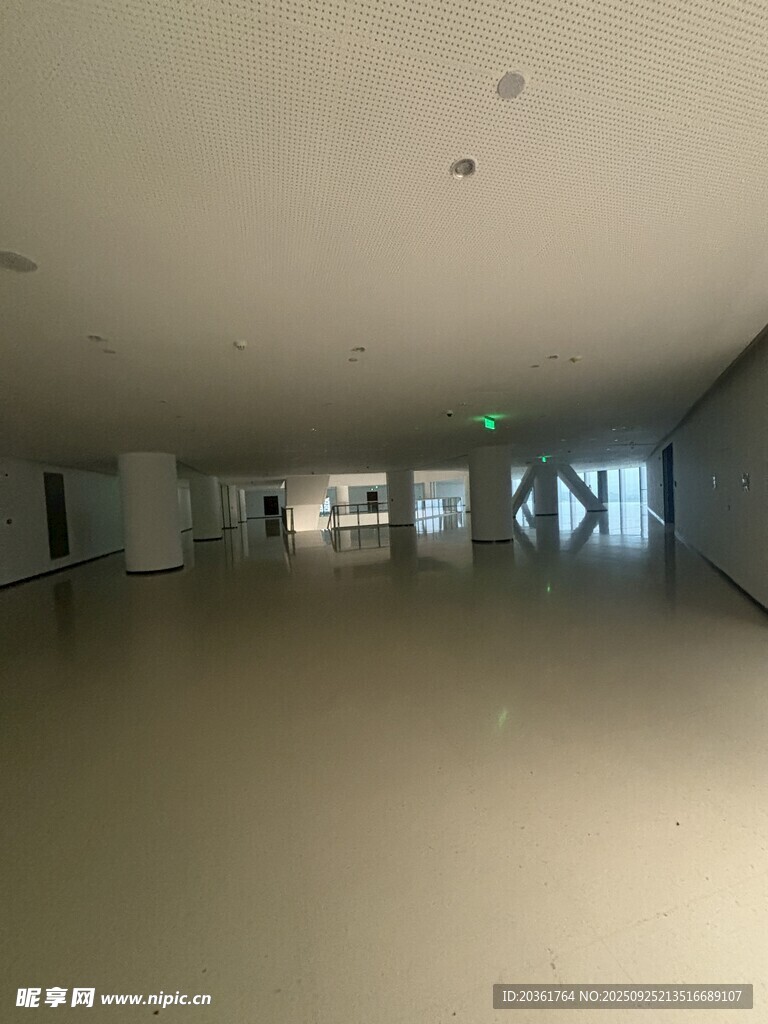 空曠室內空間場景