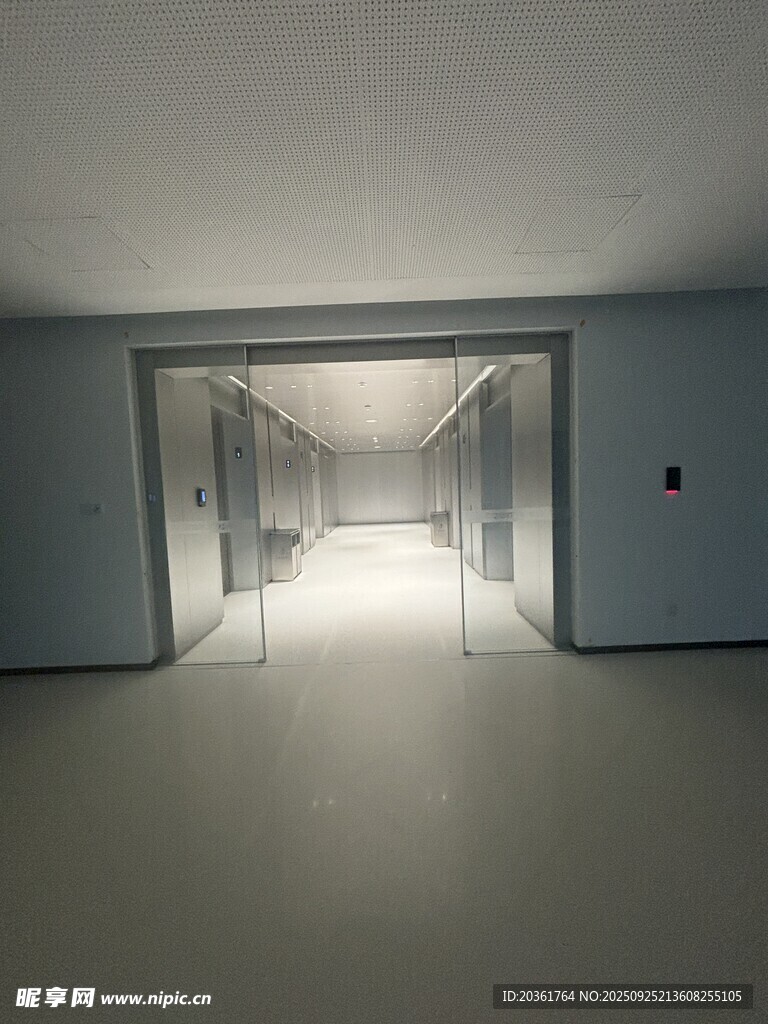 空曠走廊盡頭明亮空間
