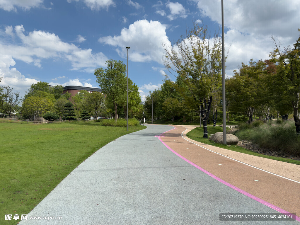 城市公園中的多彩步道
