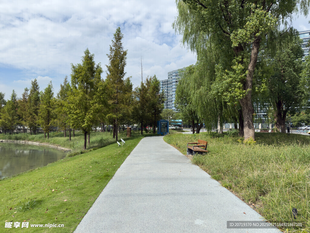 城市公園中的寧?kù)o步道