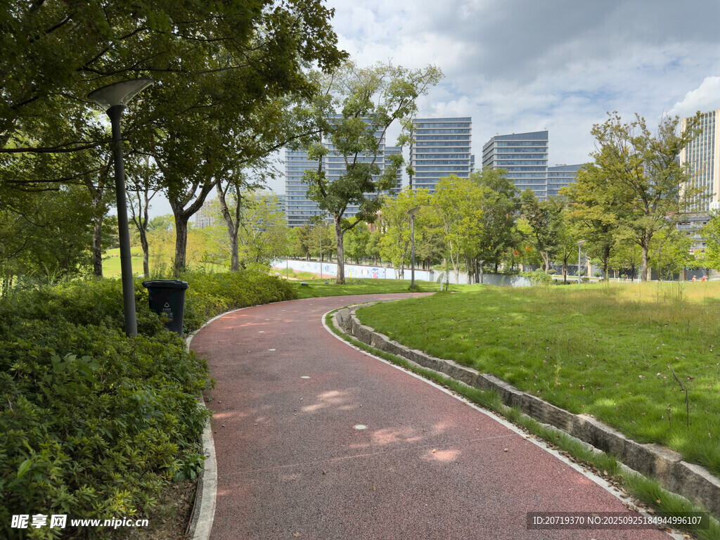 城市公園中的跑道