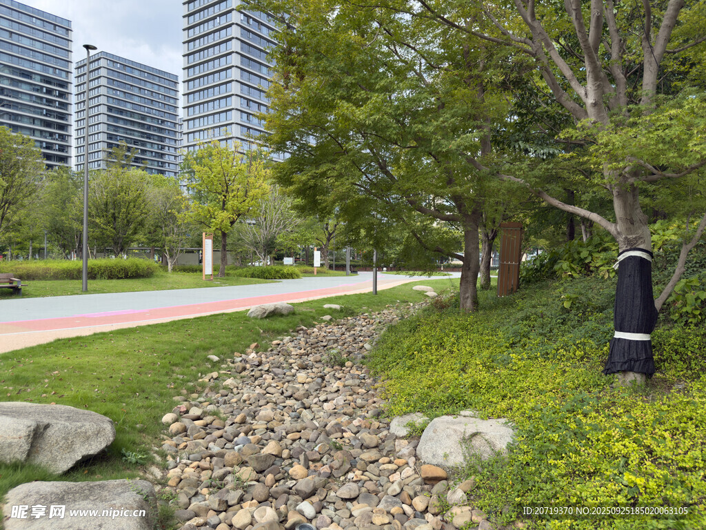 城市公園中的鵝卵石