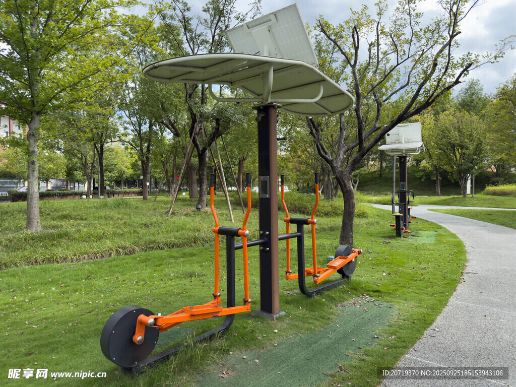 公園中的戶外健身器材設(shè)施