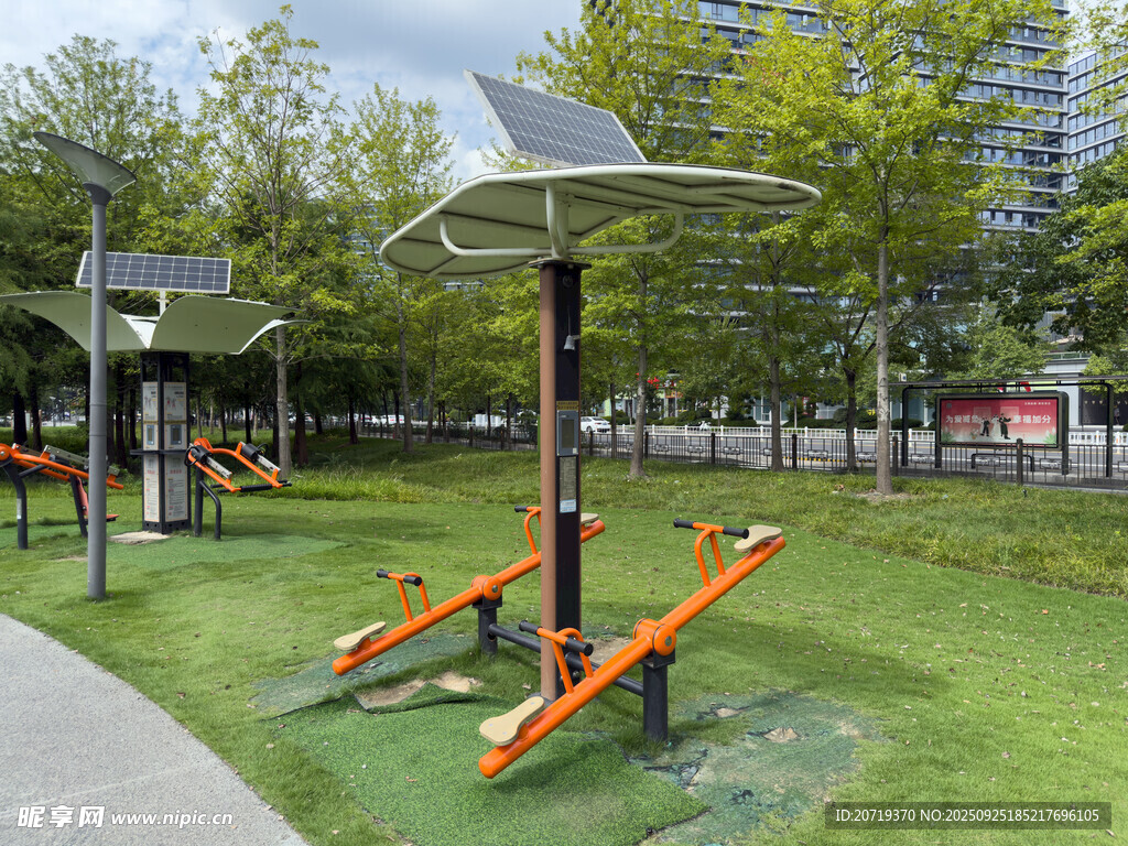 戶外公園中的健身器材
