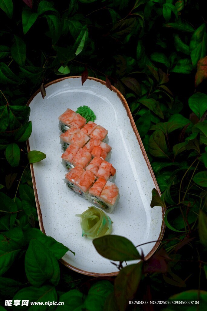 綠葉襯托下的美味蝦仁