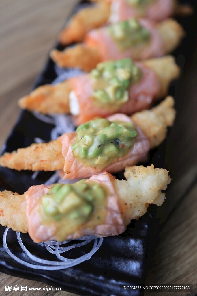 美味炸物配綠色醬料壽司