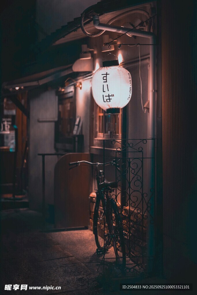 日式小店外的靜謐夜景