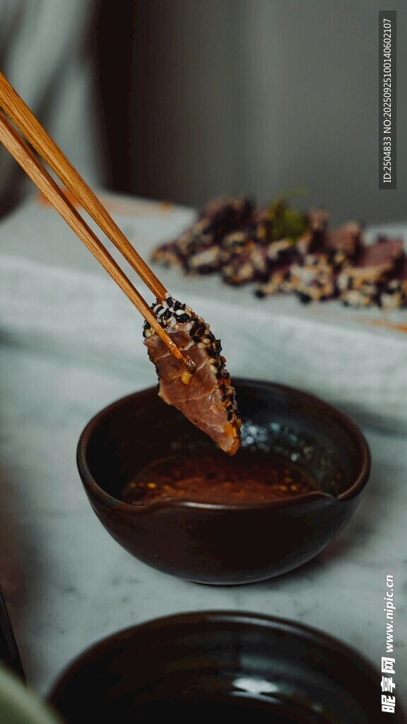 筷子夾取美味壽司