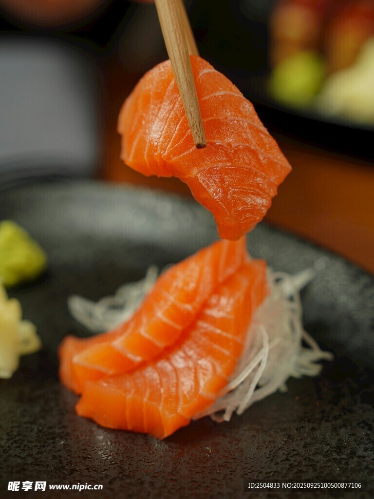 鮮切三文魚刺身誘人瞬間