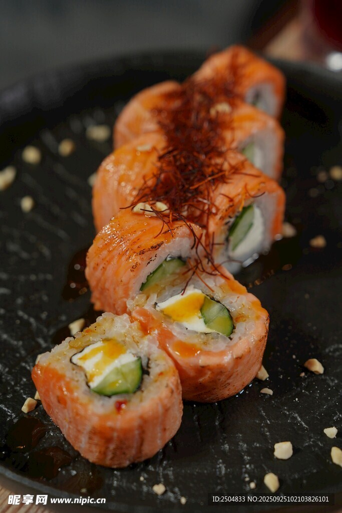 美味三文魚(yú)壽司卷