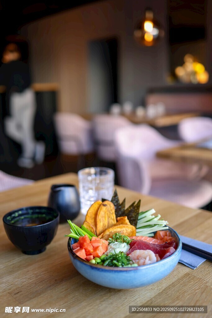 精致日式料理擺放在餐桌