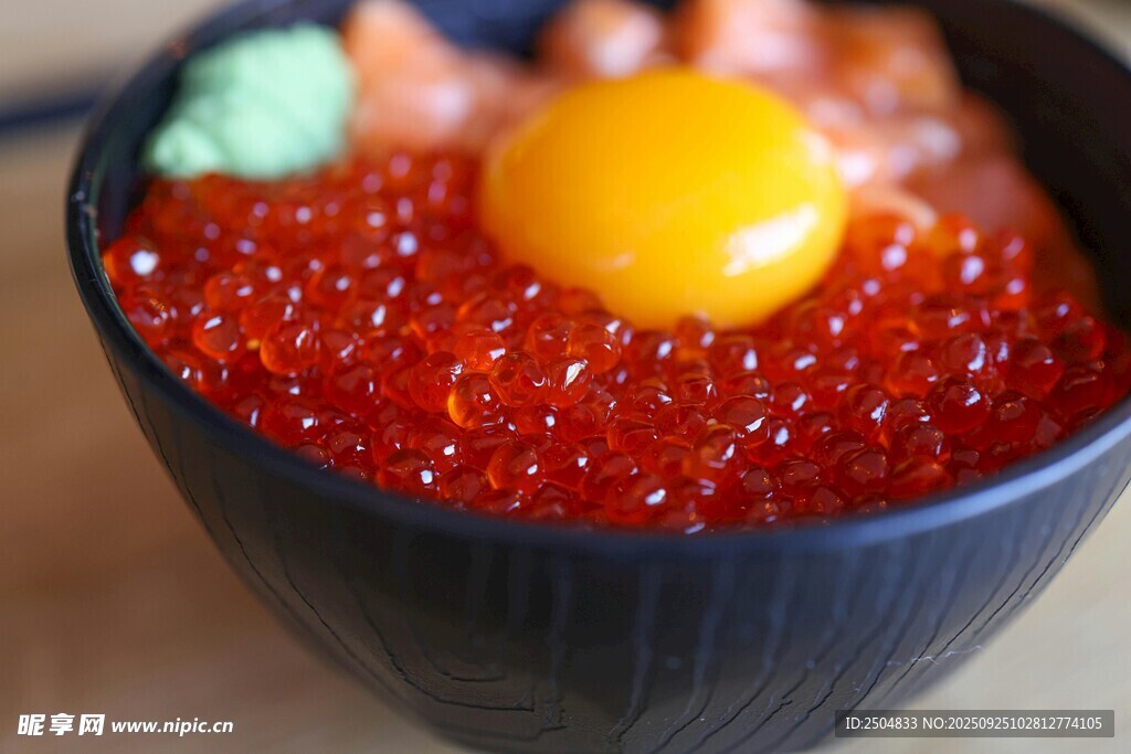 魚子醬配生雞蛋蓋飯