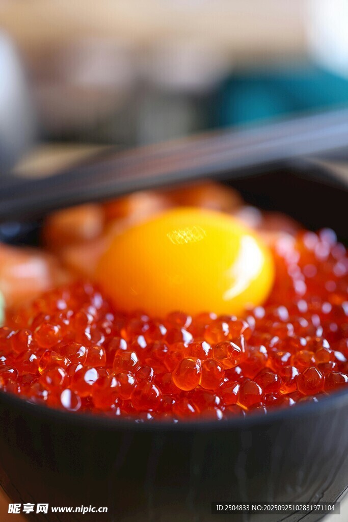 紅魚子醬配蛋黃美食特寫