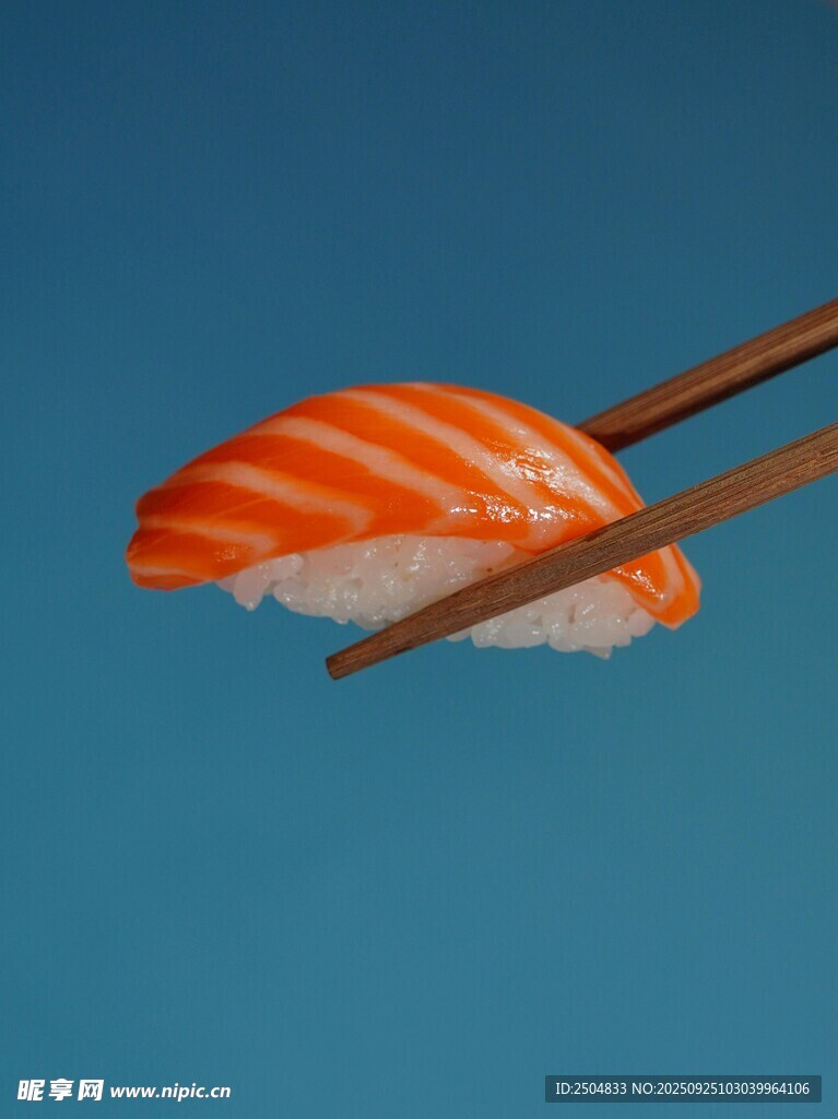 三文魚壽司與筷子特寫