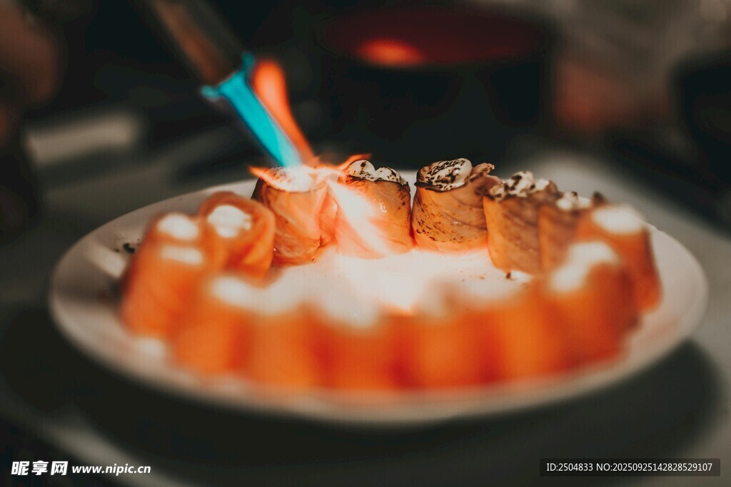 點燃蠟燭的美味生日蛋糕