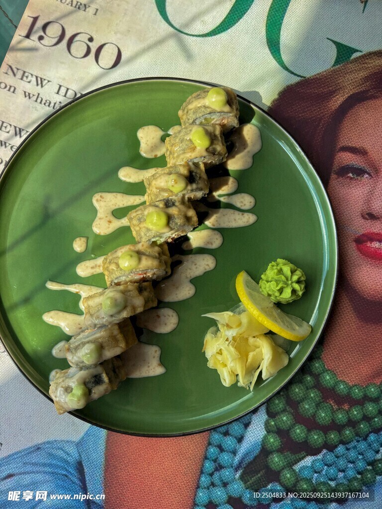 綠色盤上的美味創(chuàng)意食物